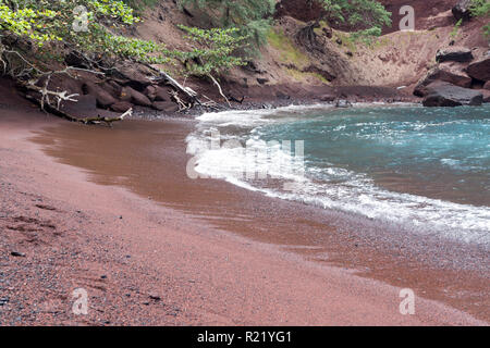 Plage de sable rouge, Maui, Hawaï - aka Kaihalulu Bay Banque D'Images