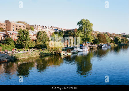 On Thames Richmond, South West London UK, par un après-midi ensoleillé, à l'ouest du pont de Richmond Banque D'Images