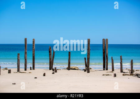 La belle plage de Port Alan Jaume & Fils et iconiques ruines jetée aux eaux turquoises sur une calme journée ensoleillée le 15 novembre 2018 Banque D'Images