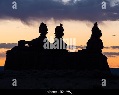 Lever du soleil derrière les trois Sœurs, Goblin Valley State Park, Utah. Banque D'Images
