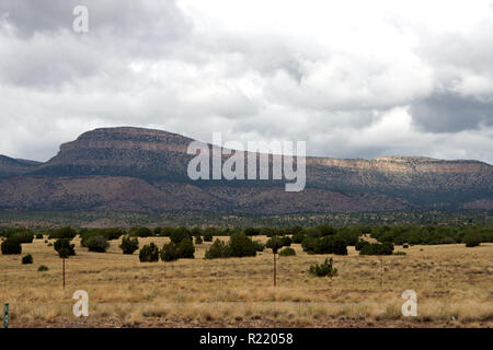 High Desert collines avec des arbustes à la brosse à haute montagne mesa avec ciel nuageux Banque D'Images