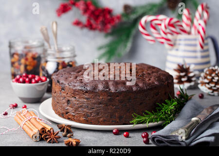 Gâteau aux fruits de Noël, du pudding sur plaque blanche. Copier l'espace. Close up. Banque D'Images