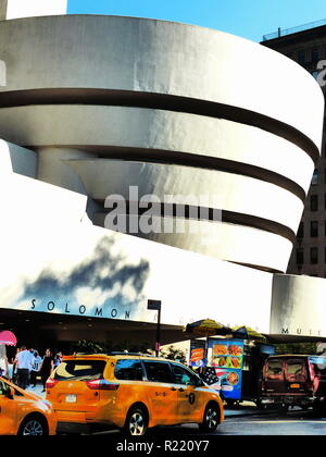 Le Musée Solomon R. Guggenheim, souvent désigné comme le Musée Guggenheim, est un musée d'art situé au 1071 5e Avenue à l'angle de la rue de l'est 89ème Banque D'Images