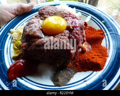 Steak tartare est un plat de viande à base de viande hachée (boeuf ou cheval). Il est généralement servi avec des oignons, câpres, poivre, etc Banque D'Images