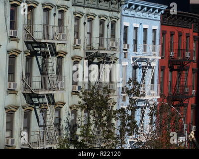 La ville de New York, les immeubles d'avant guerre avec le feu s'échappe Banque D'Images