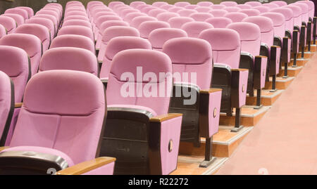 Salle de cinéma vide avec sièges rouge Banque D'Images