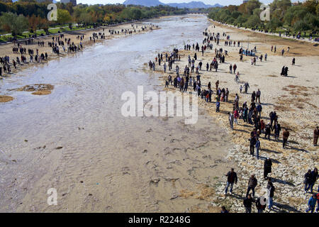 Iran : Isfahan 2011/11/07. Les gens en quête d'eau, à proximité de la pont Allahverdi Khan (plus connue sous le nom de Si-O-se-pol), de l'autre côté de la rivière Zayanderud. C Banque D'Images