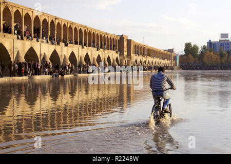 Iran : Isfahan 2011/11/07. Les gens en quête d'eau, à proximité de la pont Allahverdi Khan (plus connue sous le nom de Si-O-se-pol), de l'autre côté de la rivière Zayanderud. C Banque D'Images