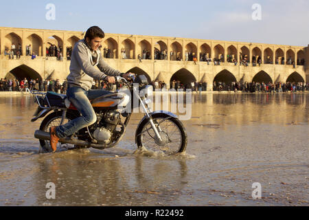 Iran : Isfahan 2011/11/07. Les gens en quête d'eau, à proximité de la pont Allahverdi Khan (plus connue sous le nom de Si-O-se-pol), de l'autre côté de la rivière Zayanderud. B Banque D'Images