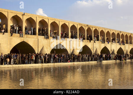 Iran : Isfahan 2011/11/07. Les gens en quête d'eau, à proximité de la pont Allahverdi Khan (plus connue sous le nom de Si-O-se-pol), de l'autre côté de la rivière Zayanderud. <b Banque D'Images