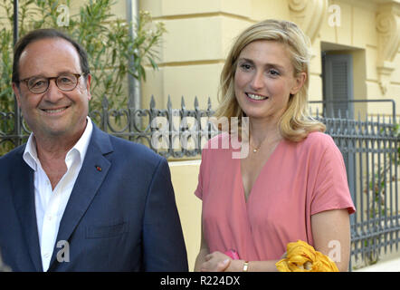 Vence (sud-est de la France). 2018/07/19. 'Festival des Nuits du Sud 2018. L'ancien président français Fracois Hollande, portant la Légion d'honneur, ici wi Banque D'Images