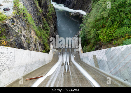 Regardant vers le bas et barrage Cleveland la rivière Capilano, à North Vancouver, Canada. Banque D'Images