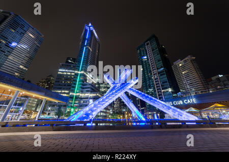 VANCOUVER, BC, CANADA - Oct 7, 2018 : la flamme olympique dans la région de Coal Harbour, Vancouver, C.-B.). Banque D'Images