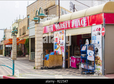 4 mai 2018 un petit coin mini-marché dans la ville arabe druze de Buqata en Israël sur un calme vendredi après-midi avant de sabbat.