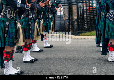 Les hommes de race blanche portant le kilt écossais traditionnel et jouer de la cornemuse pendant la relève de la garde au Parlement d'Ottawa, Canada Banque D'Images