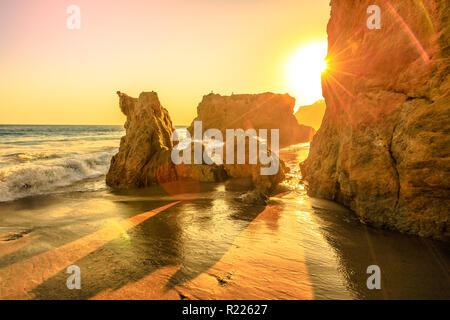 El Matador State Beach, California, United States. Rayons de lumières au coucher du soleil entre les piliers et les formations rocheuses des plus photographié et panoramique de la plage de Malibu, l'océan Pacifique. La côte ouest de la Californie Banque D'Images