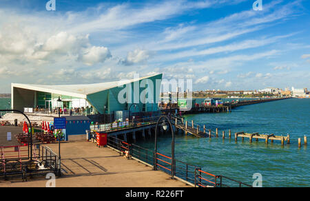 Southend on Sea Pier, avec son Royal Pavilion et café de sel. Banque D'Images