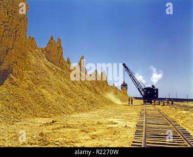 Presque épuisé à partir de laquelle la tva soufre wagons sont chargés, Freeport Sulphur Co., Hoskins Mound, Texas par John Vachon, 1914-1975, Banque D'Images