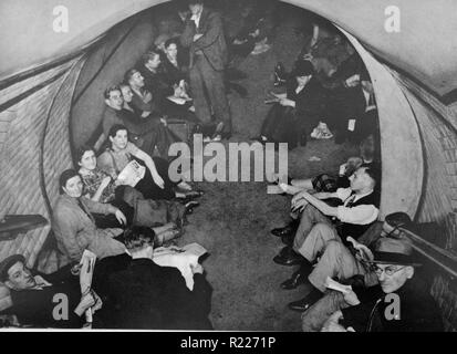 Les civils s'abritent dans une gare ferroviaire se trouve à Londres pendant les raids aériens de l'Allemand Blitz 1940 Banque D'Images