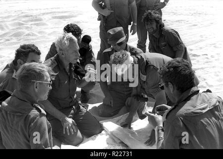 Le Ministre israélien de la défense Moshe Dayan (eye patch) Général Haim Barlev centre (cheveux blancs) Général Avraham Adan (verres) et gauche le général Ariel Sharon (tête bandée) se réunir au cours de la guerre d'octobre 1973 au Moyen-Orient Banque D'Images