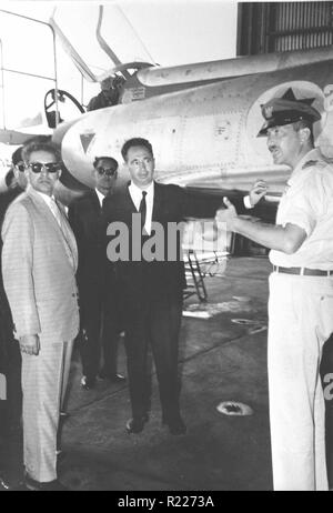 Le roi Mahendra du Népal, Shimon Peres et Ezer Weizman 1958 Banque D'Images