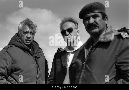 De gauche à droite : certains commandants militaires d'Israël, le général Ariel Sharon, Premier ministre Yitzchak Rabin, le général Yekutiel Adam 1976 Banque D'Images