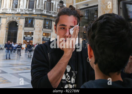 Naples, Italie. 15 novembre, 2018. Des affrontements entre manifestants et policiers à la galerie Umberto à Naples pendant le sommet de la préfecture de l'intérieur Ministre Matteo Salvini un activiste blessés Crédit : Antonio Balasco/Alamy Live News Banque D'Images