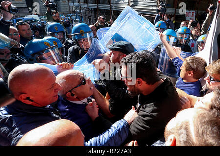 Naples, Italie. 15 novembre, 2018. Des affrontements entre manifestants et policiers à la galerie Umberto à Naples pendant le sommet de la préfecture de l'intérieur Ministre Matteo Salvini un activiste blessés Crédit : Antonio Balasco/Alamy Live News Banque D'Images