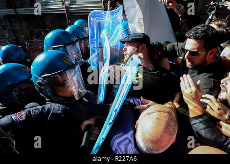 Naples, Italie. 15 novembre, 2018. Des affrontements entre manifestants et policiers à la galerie Umberto à Naples pendant le sommet de la préfecture de l'intérieur Ministre Matteo Salvini un activiste blessés Crédit : Antonio Balasco/Alamy Live News Banque D'Images