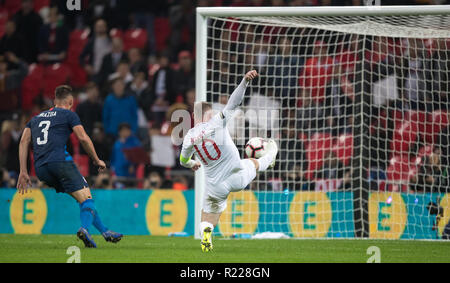 Londres, Royaume-Uni. 15 novembre, 2018. Wayne Rooney (D.C. United) de l'Angleterre est proche de marquer un but en fin de match au cours de la match amical entre l'Angleterre et USA au stade de Wembley, Londres, Angleterre le 15 novembre 2018. Photo par Andy Rowland. . (Photographie peut uniquement être utilisé pour les journaux et/ou magazines fins éditoriales. www.football-dataco.com) Crédit : Andrew Rowland/Alamy Live News Banque D'Images