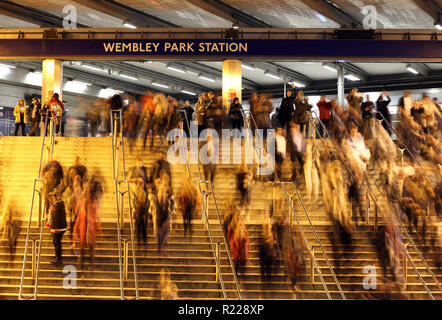 Londres, Royaume-Uni. 15 novembre, 2018. Les gens font leur chemin vers le bas les étapes à Wembley Park Stade souterrain avant l'Angleterre v USA jeu (Wayne Rooney Angleterre dernière du jeu) au stade de Wembley, Londres, le 15 novembre 2018. Crédit : Paul Marriott/Alamy Live News Banque D'Images