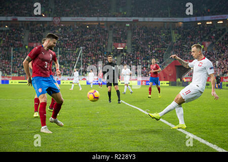 Gdansk, Pologne. 15 novembre, 2018. Ondrej Celustka (3) Kamil Grosicki (11) au cours de l'international football match amical entre la Pologne et la République Tchèque au stade Energa à Gdansk, Pologne le 15 novembre 2018 Crédit : Grzegorz Brzeczyszczykiewicz/Alamy Live News Banque D'Images