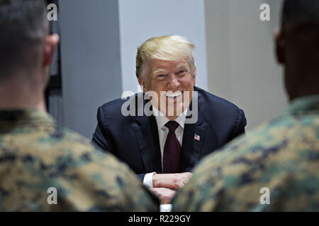 Washington, District de Columbia, Etats-Unis. 15 Nov, 2018. Le président DONALD TRUMP sourit tout en parlant à des Marines à Marine Barracks. Trump Président et la première dame sont réunion avec des marines américains qui ont répondu à un bâtiment d'incendie à la Arthur Capper complexe d'habitations le 9 septembre 2018. Crédit : Andrew Harrer/CNP/ZUMA/Alamy Fil Live News Banque D'Images