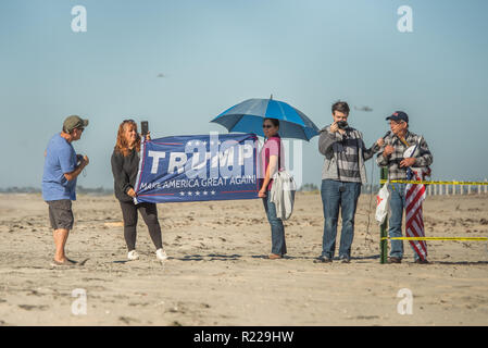 Tijuana, au Mexique. 14Th Nov, 2018. Les partisans d'atout du côté américain de la frontière US/Mexique déploient un pro-Trump bannière en avant de la frontière. Credit : Vito Di Stefano/ZUMA/Alamy Fil Live News Banque D'Images