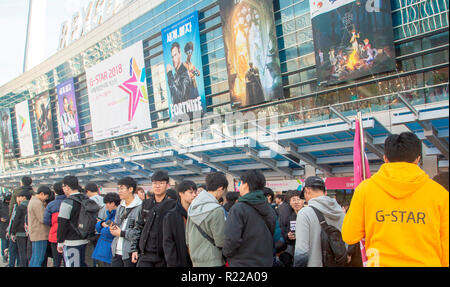 G-Star Global, exposition de jeu Nov 15, 2018 : les utilisateurs d'attendre d'entrer dans le jeu de l'ouverture de la G-Star Global exposition jeu à Busan, à environ 420 km (261 milles) au sud-est de Séoul, Corée du Sud. Corée du sud de la plus grande expo jeu de calcul, jeu mondial du G-STAR 2018, en vedette divers ordinateur et jeux mobiles et se tiendra au BEXCO à Busan du 15 au 18 nov. Un total de 689 développeurs de jeux et distributeurs de 36 pays prennent part à l'événement. Credit : Lee Jae-Won/AFLO/Alamy Live News Banque D'Images