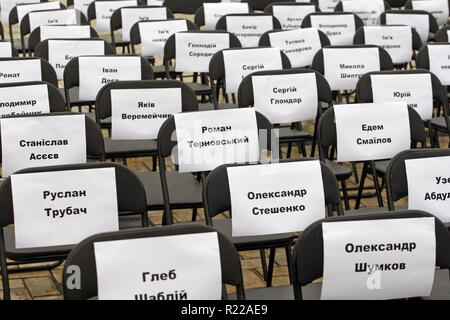 Kiev, Ukraine. 15 Nov, 2018. Les sièges vides avec feuilles jointes avec des noms de prisonniers politiques ukrainiens en Russie, sont vus au cours de la performance symbolique appelé ''gratuitement des chaises sur la Piazza San Michele à Kiev, Ukraine, le 15 novembre 2018. Le rassemblement visait à appuyer le directeur de film Oleg Sentsov et autres prisonniers politiques ukrainiens en Russie, en Crimée et dans la zone de conflit de l'Est de l'ukrainien. Une chaise vide symbolise un auteur qui peut ne pas être présent sur un événement particulier dans un résultat de l'emprisonnement, la détention, la disparition, la vie en danger ou de meurtre. (Crédit Image : © Serg Banque D'Images