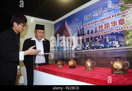 Bandar Seri Begawan, Brunei. 15 Nov, 2018. Un personnel introduit du sable pourpre de théières un visiteur lors d'une exposition à Bandar Seri Begawan, Brunei, le 15 novembre, 2018. Une série d'activités d'échanges culturels, notamment des expositions et des séminaires ont été organisés dans la capitale du Brunei Bandar Seri Begawan jeudi pour stimuler la coopération. China-Brunei Credit : Wang shen/Xinhua/Alamy Live News Banque D'Images