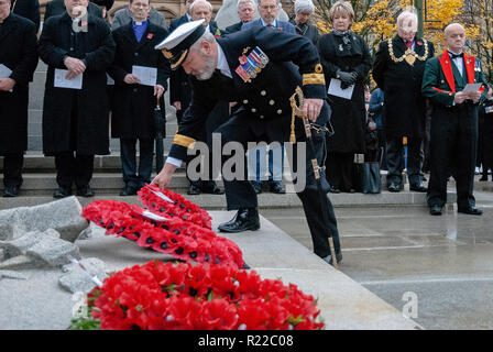 Un haut fonctionnaire est vu déposer une couronne à la base du cénotaphe pour rendre hommage à ceux qui sont tombés. Les membres des forces armées du Royaume-Uni, l'Écosse, de la police et autres services publics est sorti à l'appui et à rendre hommage à ceux qui sont tombés dans les conflits récents et à ceux qui sont tombés pendant la Grande Guerre. 2018 a marqué le 100e anniversaire de la PREMIÈRE GUERRE MONDIALE. Banque D'Images