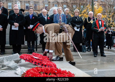 Un haut fonctionnaire est vu déposer une couronne à la base du cénotaphe pour rendre hommage à ceux qui sont tombés. Les membres des forces armées du Royaume-Uni, l'Écosse, de la police et autres services publics est sorti à l'appui et à rendre hommage à ceux qui sont tombés dans les conflits récents et à ceux qui sont tombés pendant la Grande Guerre. 2018 a marqué le 100e anniversaire de la PREMIÈRE GUERRE MONDIALE. Banque D'Images