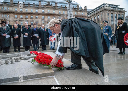 Un haut fonctionnaire est vu déposer une couronne à la base du cénotaphe pour rendre hommage à ceux qui sont tombés. Les membres des forces armées du Royaume-Uni, l'Écosse, de la police et autres services publics est sorti à l'appui et à rendre hommage à ceux qui sont tombés dans les conflits récents et à ceux qui sont tombés pendant la Grande Guerre. 2018 a marqué le 100e anniversaire de la PREMIÈRE GUERRE MONDIALE. Banque D'Images