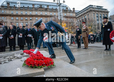 Un haut fonctionnaire est vu déposer une couronne à la base du cénotaphe pour rendre hommage à ceux qui sont tombés. Les membres des forces armées du Royaume-Uni, l'Écosse, de la police et autres services publics est sorti à l'appui et à rendre hommage à ceux qui sont tombés dans les conflits récents et à ceux qui sont tombés pendant la Grande Guerre. 2018 a marqué le 100e anniversaire de la PREMIÈRE GUERRE MONDIALE. Banque D'Images