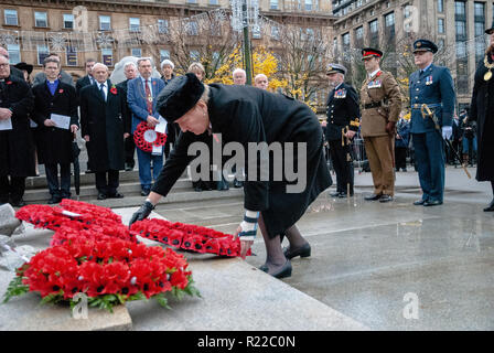 Un haut fonctionnaire est vu déposer une couronne à la base du cénotaphe pour rendre hommage à ceux qui sont tombés. Les membres des forces armées du Royaume-Uni, l'Écosse, de la police et autres services publics est sorti à l'appui et à rendre hommage à ceux qui sont tombés dans les conflits récents et à ceux qui sont tombés pendant la Grande Guerre. 2018 a marqué le 100e anniversaire de la PREMIÈRE GUERRE MONDIALE. Banque D'Images