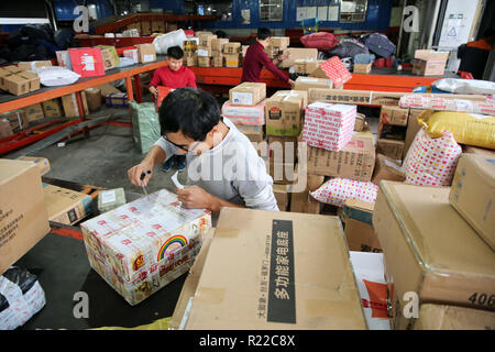 Beijing, Beijing, Chine. 15 Nov, 2018. Nantong, CHINE-travailleurs sont occupés à faire le tri des paquets à une société de logistique de l'an, à l'est ChinaÃ¢â€ Province de Jiangsu. Après la 10ème Tmall ''Dream double 11'' en ligne shopping festival le dimanche, aux services de livraison express a inauguré une pic de livraison. Selon les données de l'État Bureau de poste, un total de 1,352 milliards d'ordres exprès est passé par les principales plateformes e-commerce. Crédit : SIPA Asie/ZUMA/Alamy Fil Live News Banque D'Images