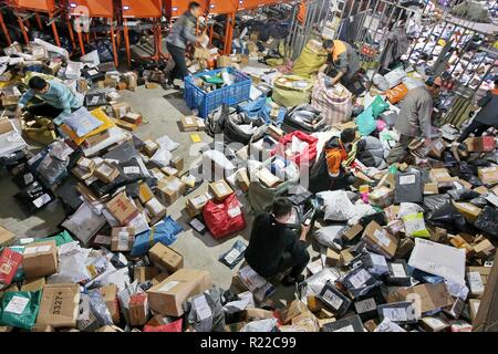 Beijing, Beijing, Chine. 15 Nov, 2018. Nantong, CHINE-travailleurs sont occupés à faire le tri des paquets à une société de logistique de l'an, à l'est ChinaÃ¢â€ Province de Jiangsu. Après la 10ème Tmall ''Dream double 11'' en ligne shopping festival le dimanche, aux services de livraison express a inauguré une pic de livraison. Selon les données de l'État Bureau de poste, un total de 1,352 milliards d'ordres exprès est passé par les principales plateformes e-commerce. Crédit : SIPA Asie/ZUMA/Alamy Fil Live News Banque D'Images