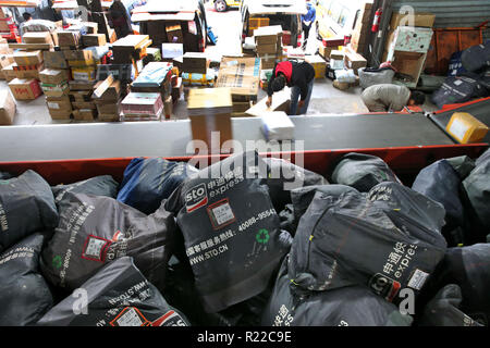 Beijing, Beijing, Chine. 15 Nov, 2018. Nantong, CHINE-travailleurs sont occupés à faire le tri des paquets à une société de logistique de l'an, à l'est ChinaÃ¢â€ Province de Jiangsu. Après la 10ème Tmall ''Dream double 11'' en ligne shopping festival le dimanche, aux services de livraison express a inauguré une pic de livraison. Selon les données de l'État Bureau de poste, un total de 1,352 milliards d'ordres exprès est passé par les principales plateformes e-commerce. Crédit : SIPA Asie/ZUMA/Alamy Fil Live News Banque D'Images