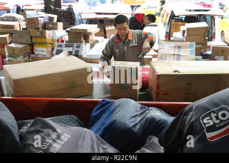 Beijing, Beijing, Chine. 15 Nov, 2018. Nantong, CHINE-travailleurs sont occupés à faire le tri des paquets à une société de logistique de l'an, à l'est ChinaÃ¢â€ Province de Jiangsu. Après la 10ème Tmall ''Dream double 11'' en ligne shopping festival le dimanche, aux services de livraison express a inauguré une pic de livraison. Selon les données de l'État Bureau de poste, un total de 1,352 milliards d'ordres exprès est passé par les principales plateformes e-commerce. Crédit : SIPA Asie/ZUMA/Alamy Fil Live News Banque D'Images