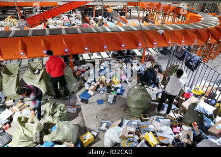 Beijing, Beijing, Chine. 15 Nov, 2018. Nantong, CHINE-travailleurs sont occupés à faire le tri des paquets à une société de logistique de l'an, à l'est ChinaÃ¢â€ Province de Jiangsu. Après la 10ème Tmall ''Dream double 11'' en ligne shopping festival le dimanche, aux services de livraison express a inauguré une pic de livraison. Selon les données de l'État Bureau de poste, un total de 1,352 milliards d'ordres exprès est passé par les principales plateformes e-commerce. Crédit : SIPA Asie/ZUMA/Alamy Fil Live News Banque D'Images