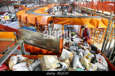 Beijing, Beijing, Chine. 15 Nov, 2018. Nantong, CHINE-travailleurs sont occupés à faire le tri des paquets à une société de logistique de l'an, à l'est ChinaÃ¢â€ Province de Jiangsu. Après la 10ème Tmall ''Dream double 11'' en ligne shopping festival le dimanche, aux services de livraison express a inauguré une pic de livraison. Selon les données de l'État Bureau de poste, un total de 1,352 milliards d'ordres exprès est passé par les principales plateformes e-commerce. Crédit : SIPA Asie/ZUMA/Alamy Fil Live News Banque D'Images