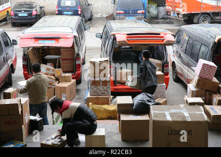 Beijing, Beijing, Chine. 15 Nov, 2018. Nantong, CHINE-travailleurs sont occupés à faire le tri des paquets à une société de logistique de l'an, à l'est ChinaÃ¢â€ Province de Jiangsu. Après la 10ème Tmall ''Dream double 11'' en ligne shopping festival le dimanche, aux services de livraison express a inauguré une pic de livraison. Selon les données de l'État Bureau de poste, un total de 1,352 milliards d'ordres exprès est passé par les principales plateformes e-commerce. Crédit : SIPA Asie/ZUMA/Alamy Fil Live News Banque D'Images