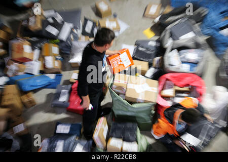 Beijing, Beijing, Chine. 15 Nov, 2018. Nantong, CHINE-travailleurs sont occupés à faire le tri des paquets à une société de logistique de l'an, à l'est ChinaÃ¢â€ Province de Jiangsu. Après la 10ème Tmall ''Dream double 11'' en ligne shopping festival le dimanche, aux services de livraison express a inauguré une pic de livraison. Selon les données de l'État Bureau de poste, un total de 1,352 milliards d'ordres exprès est passé par les principales plateformes e-commerce. Crédit : SIPA Asie/ZUMA/Alamy Fil Live News Banque D'Images